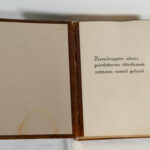 Vanha, ruskeakantinen kirja on avattuna. Kirjan oikeanpuoleisella sisäsivulla on tekstattu vanhanaikaisin kirjaimin: "Itsenäisyyden aikana palveluksessa väkivallan kautta surmansa saaneet poliisit”.